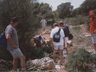 Da ist was und da war was! H&ouml;hlenentdeckung bei der Wanderung 2001. Weiter vor wagten es nur noch Rolle, Holgi und Fritschi!