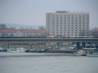 Gegendemo gegen unseren Aufenthalt auf einer Elbbr&uuml;cke. Die Jungs wurden von der Polizei regelrecht eingekesselt!