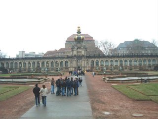 Nun sind wir im "Zwinger" und fragen uns, wie das Wasser beim Elbhochwasser 2002 den ganzen sch&ouml;nen Garten &uuml;berfluten konnte.