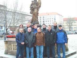 Gruppenbild mit Dame. Die Dame ist die Statue im Hintergrund, mit blanken Br&uuml;sten (zum Gl&uuml;ck kaum zu sehen, sonst w&uuml;rden wir uns sch&auml;men!)