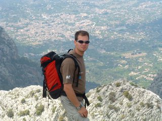 Wolfi vor der traumhaften Kulisse und dem Blick nach Soller.