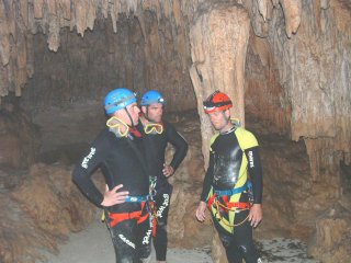 Tolle Stalagmiten und Stalaktiten s&auml;umten die ganze H&ouml;hle.