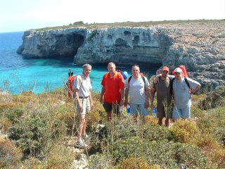 Die f&uuml;nf starken M&auml;nner vor ihrer Spielwiese, der Steilk&uuml;ste im Osten der Insel, nahe der Cala Falco.