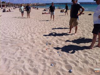 das traditionelle Bouleturnier an der Playa