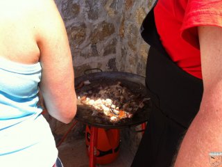 Vorbereitungen zum Paella-Kochen