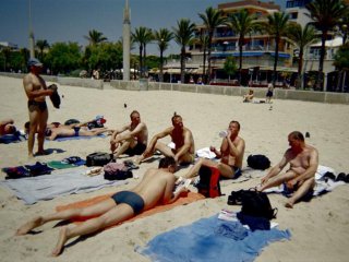 Die IG-Mallorca aalt sich am Strand.