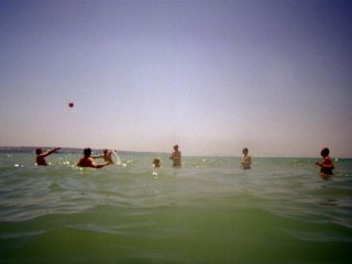 Die Kinder bei Wasserspielen.