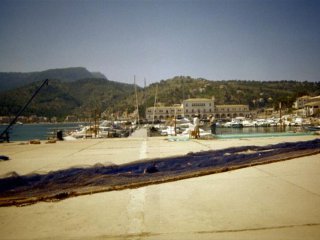 Wie oft waren wir schon hier - bestimmt 10 mal: Bar am Hafen von Soller und wir warten wieder auf den Carachio.