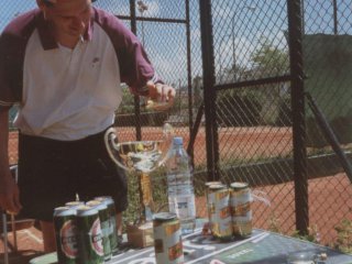 Tennisutensilien kurz vor der j&auml;hrlichen Siegerehrung! Interessant aufgebaut von Getr&auml;nkewart und Tennisoldie Michael!